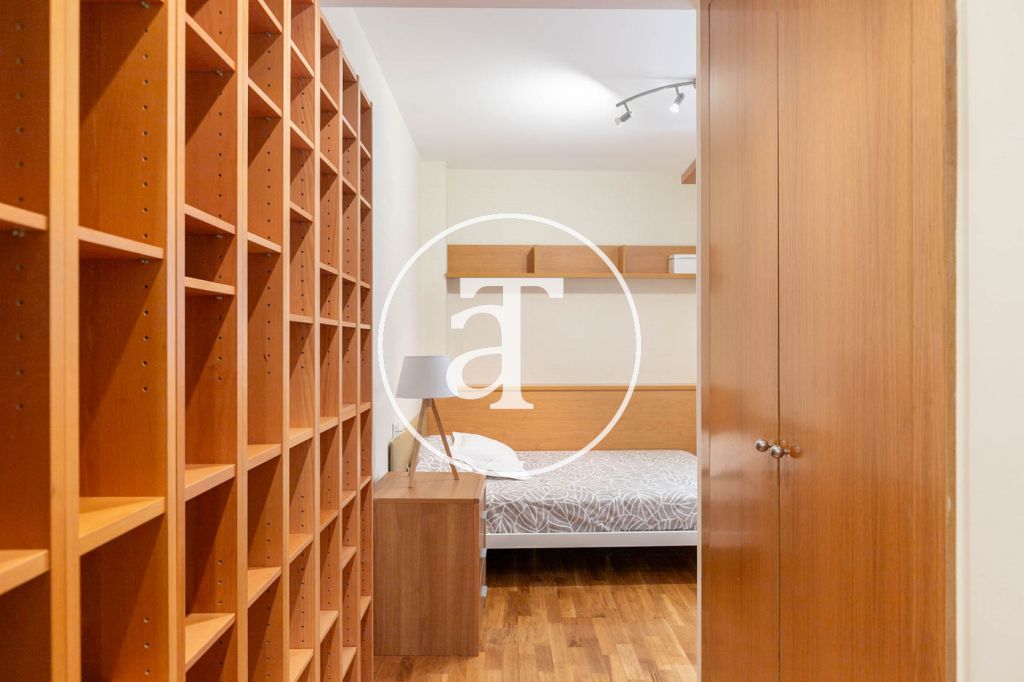 Monthly rental apartment with 3 bedrooms and 2 bathrooms, with the possibility of parking on Vilamarí Street. 48