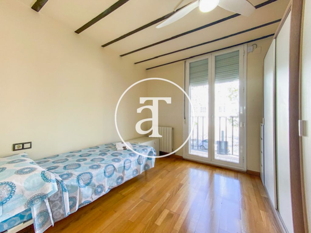Dúplex de alquiler temporal de 2 habitaciones y 2 baños con terraza al aire libre, cerca de la Rambla del Poblenou 10