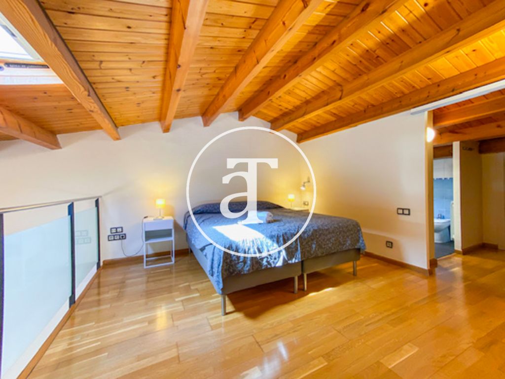 Dúplex de alquiler temporal de 2 habitaciones y 2 baños con terraza al aire libre, cerca de la Rambla del Poblenou 7
