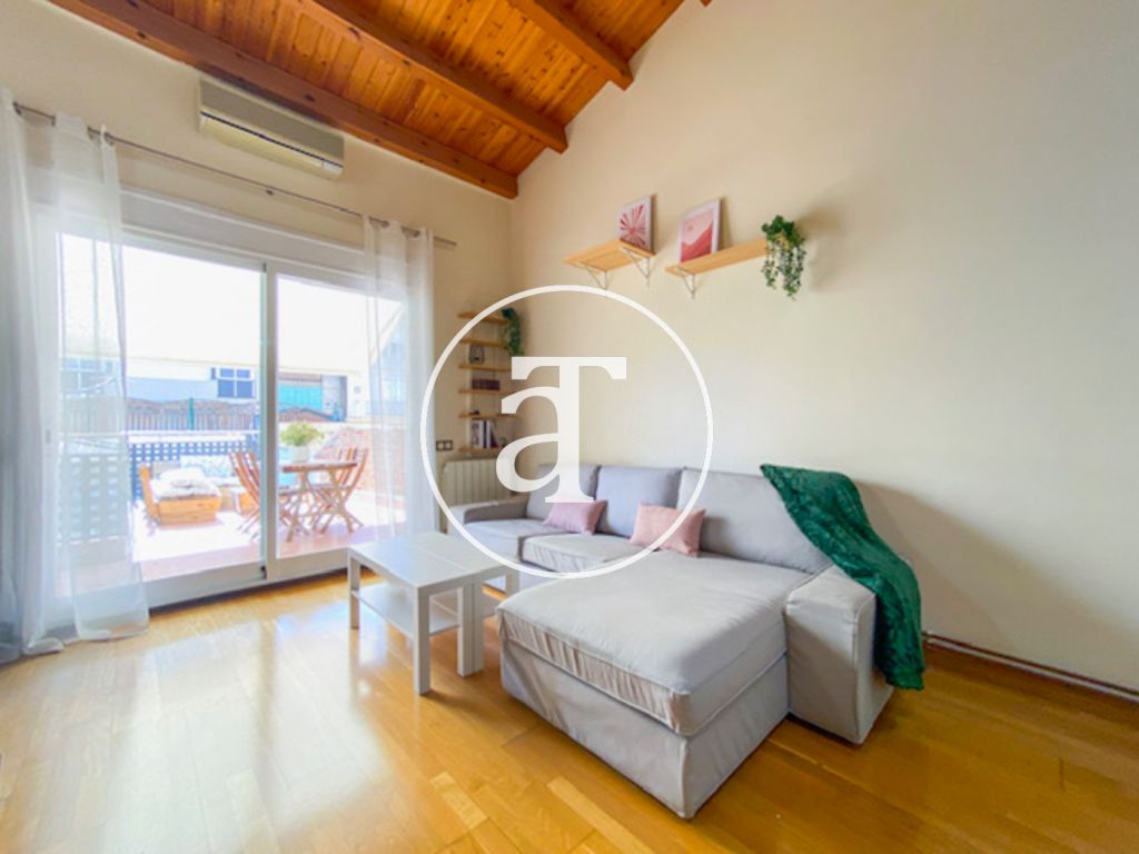 Dúplex de alquiler temporal de 2 habitaciones y 2 baños con terraza al aire libre, cerca de la Rambla del Poblenou 2