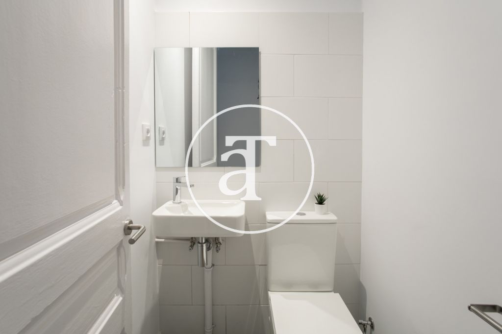 Beautifully furnished and equipped apartment steps away from Poble Sec Station 22