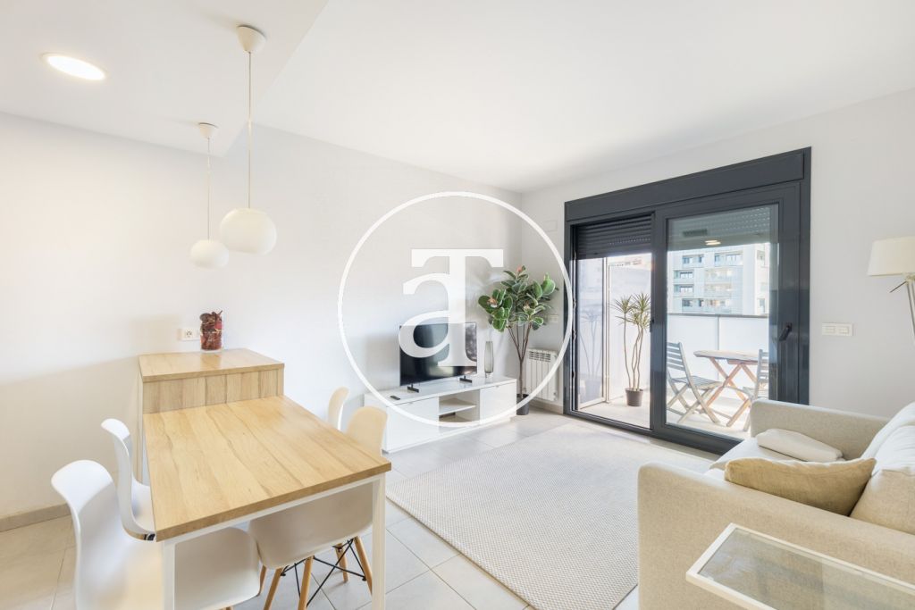 Piso de alquiler temporal de 2 habitaciones y 1 baño con balcón, piscina y parking en Badalona