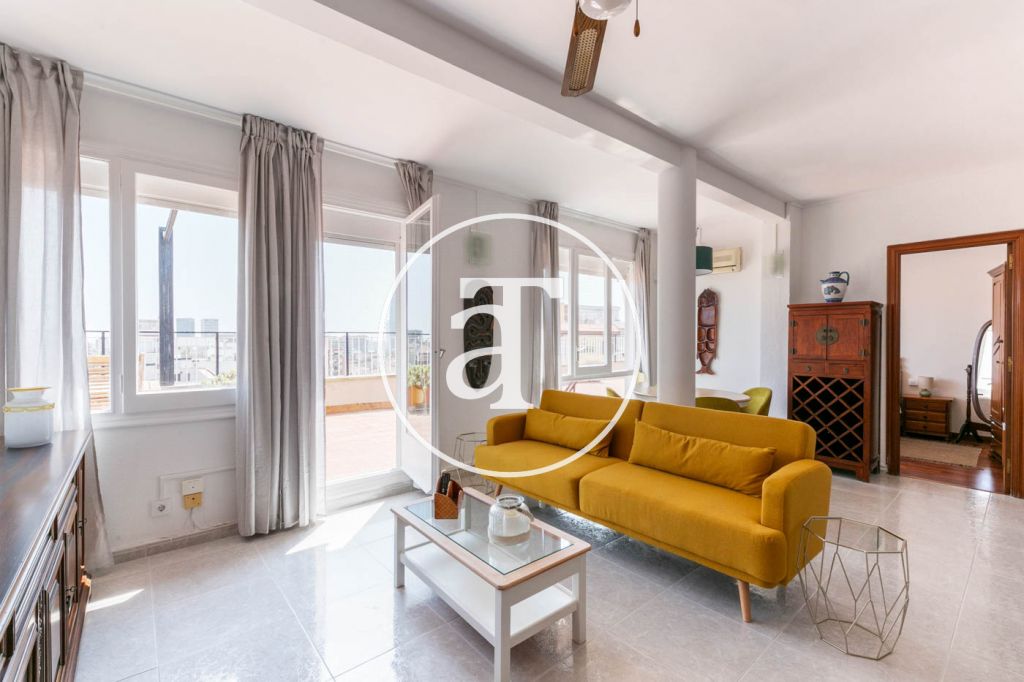 Ático de alquiler temporal de 1 habitación y terraza en el Clot.