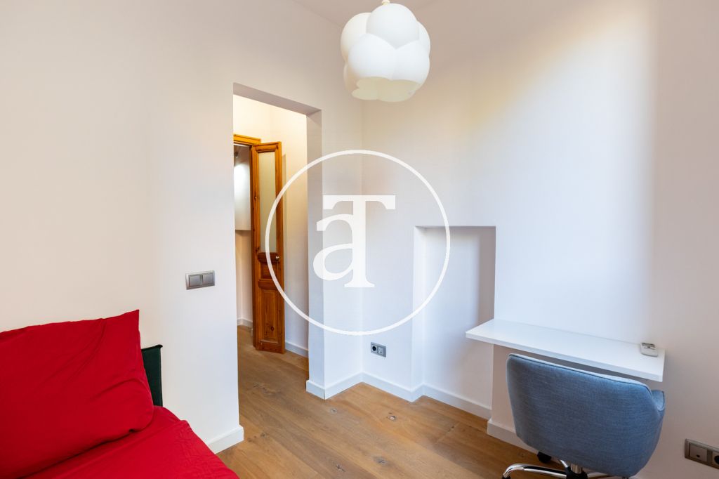 Monthly rental apartment with 2 bedrooms, balcony and 2 bathrooms in Eixample Dreta 30