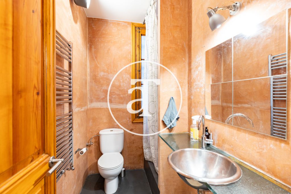 Monthly rental apartment with 2 bedrooms, balcony and 2 bathrooms in Eixample Dreta 20
