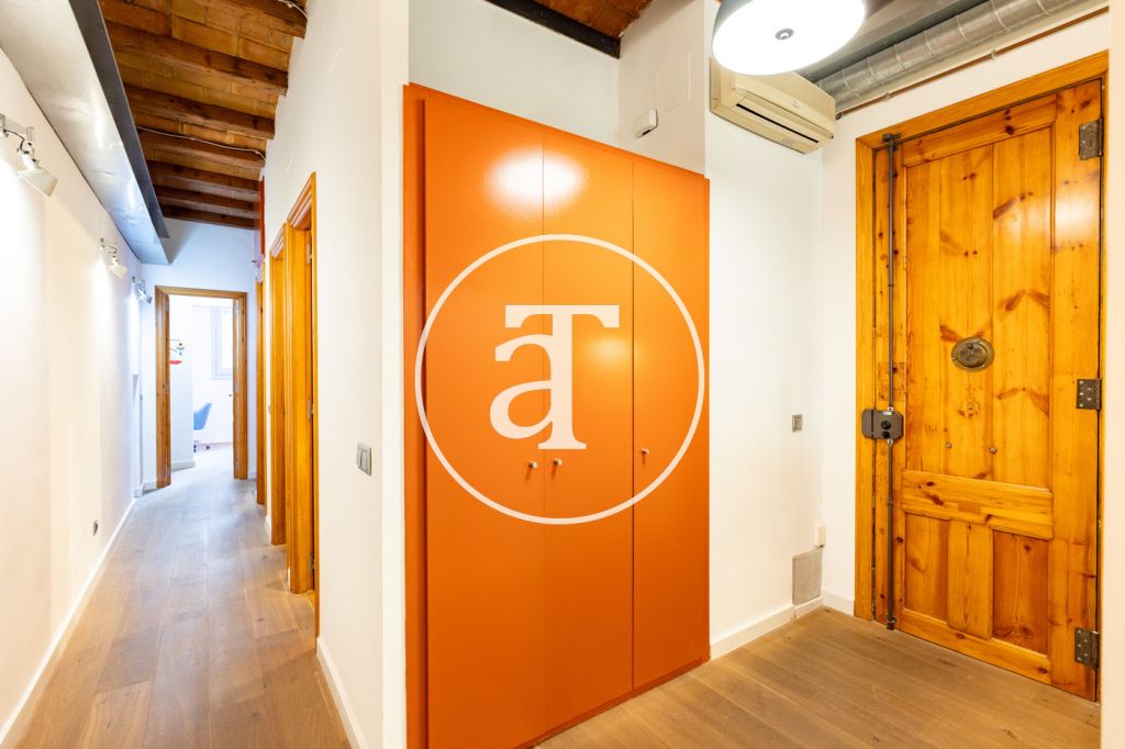 Monthly rental apartment with 2 bedrooms, balcony and 2 bathrooms in Eixample Dreta 19