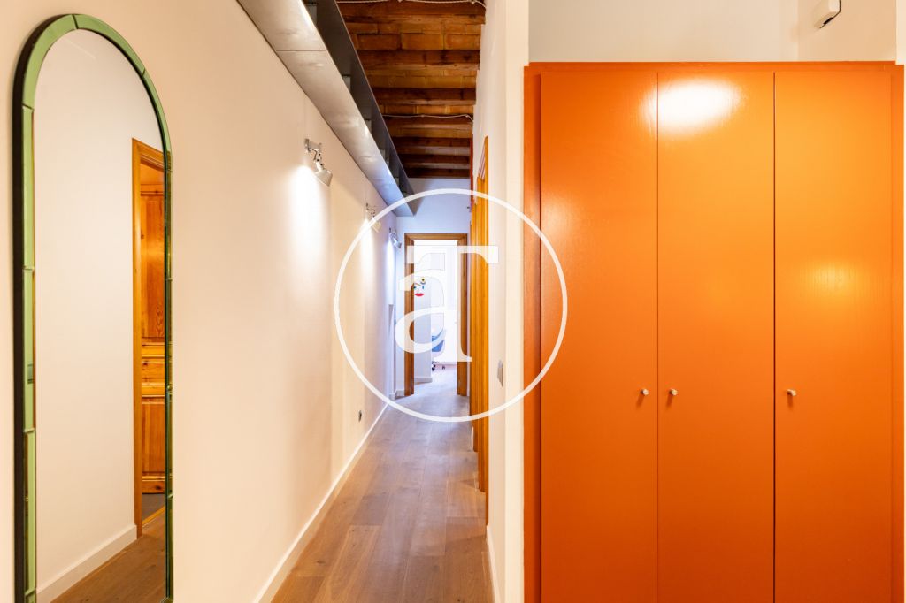 Monthly rental apartment with 2 bedrooms, balcony and 2 bathrooms in Eixample Dreta 21