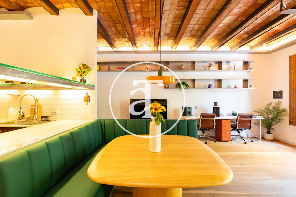 Monthly rental apartment with 2 bedrooms, balcony and 2 bathrooms in Eixample Dreta 14