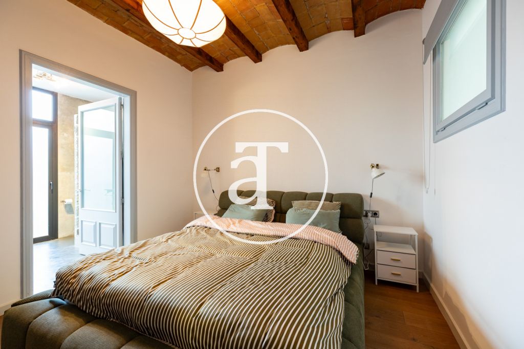 Monthly rental apartment with 2 bedrooms, balcony and 2 bathrooms in Eixample Dreta 23
