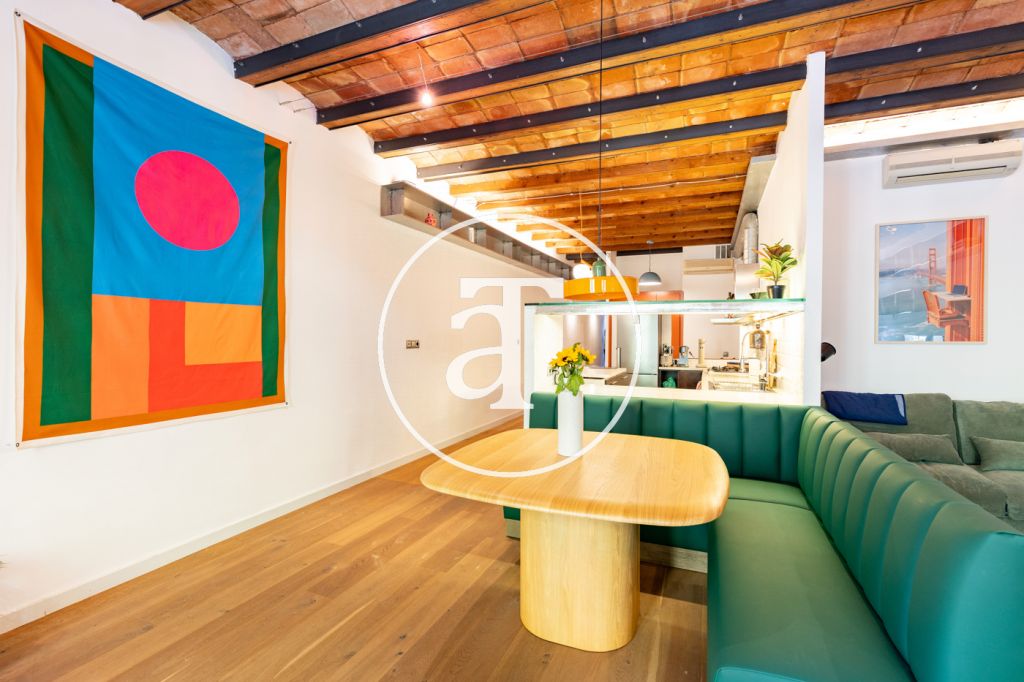 Monthly rental apartment with 2 bedrooms, balcony and 2 bathrooms in Eixample Dreta 11