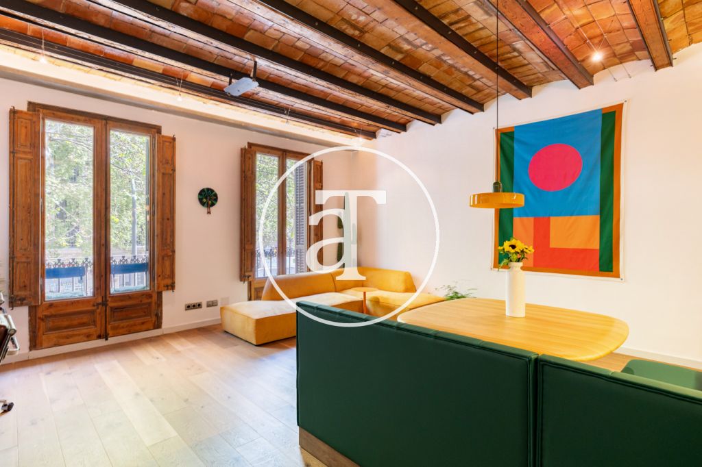 Monthly rental apartment with 2 bedrooms, balcony and 2 bathrooms in Eixample Dreta 2