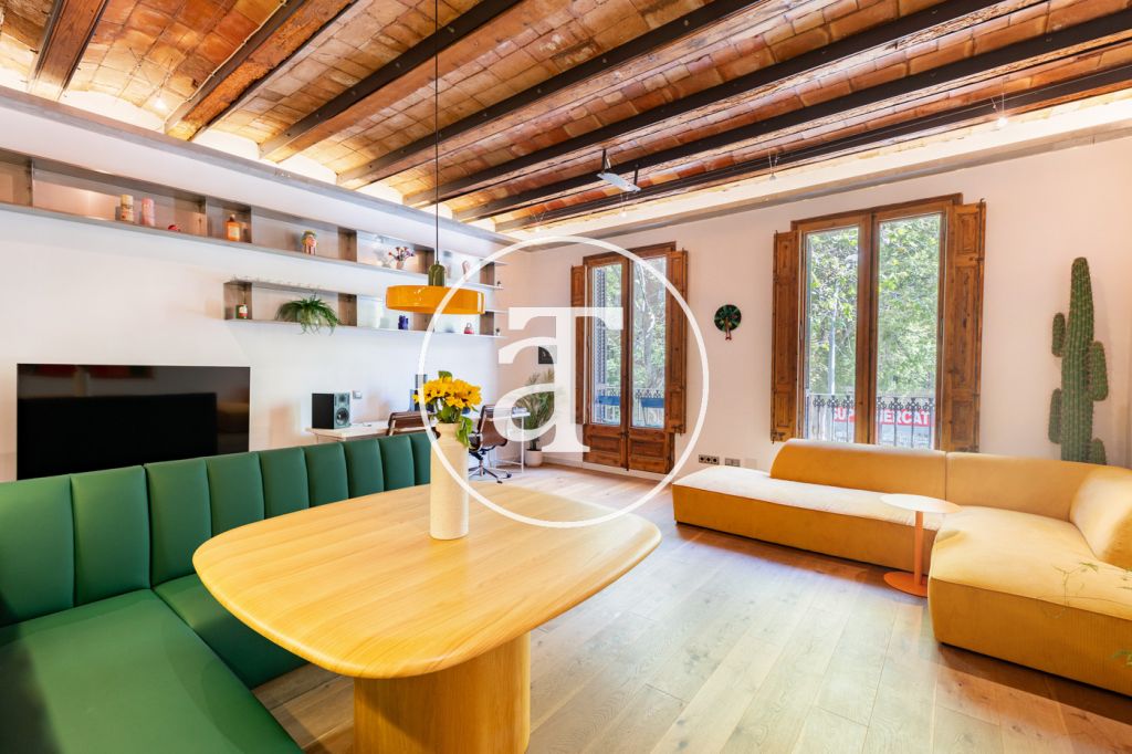 Monthly rental apartment with 2 bedrooms, balcony and 2 bathrooms in Eixample Dreta