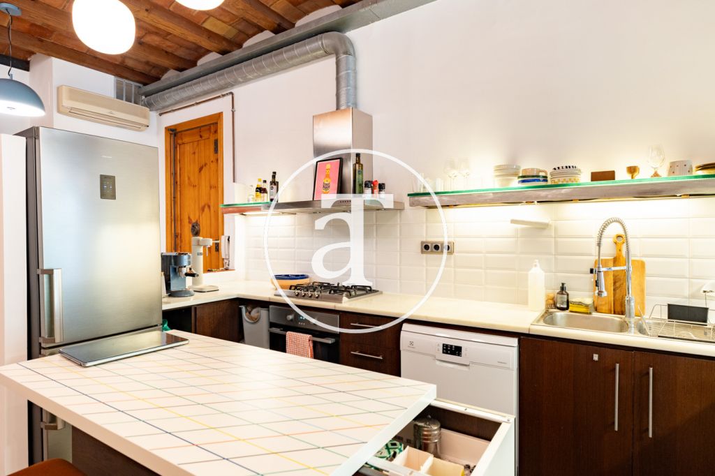 Monthly rental apartment with 2 bedrooms, balcony and 2 bathrooms in Eixample Dreta 17