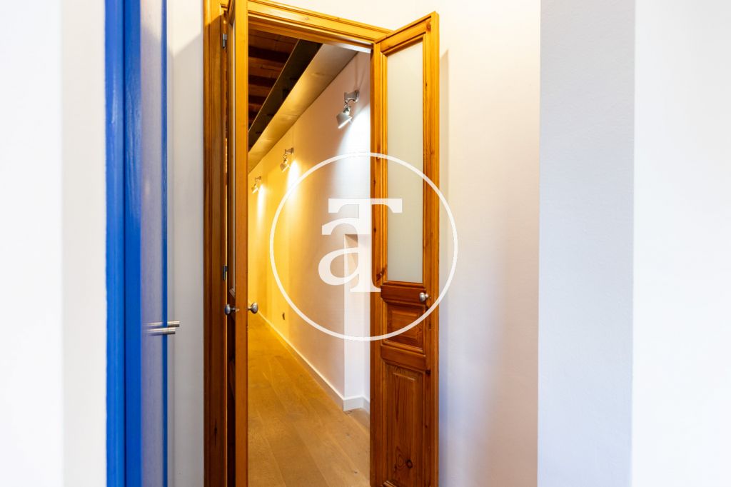 Monthly rental apartment with 2 bedrooms, balcony and 2 bathrooms in Eixample Dreta 22
