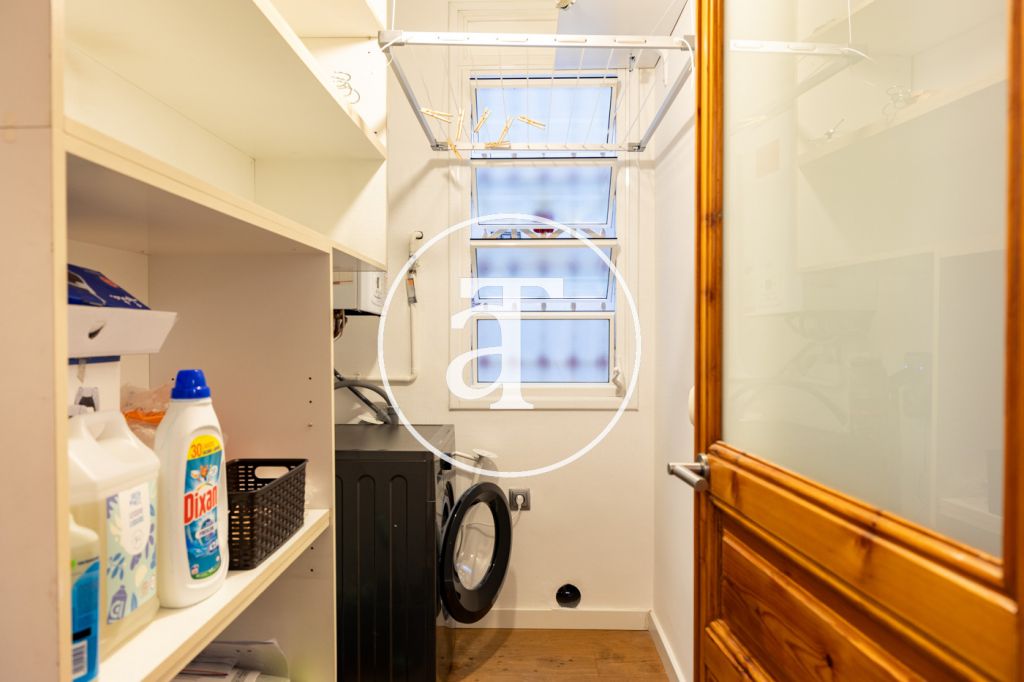 Monthly rental apartment with 2 bedrooms, balcony and 2 bathrooms in Eixample Dreta 31