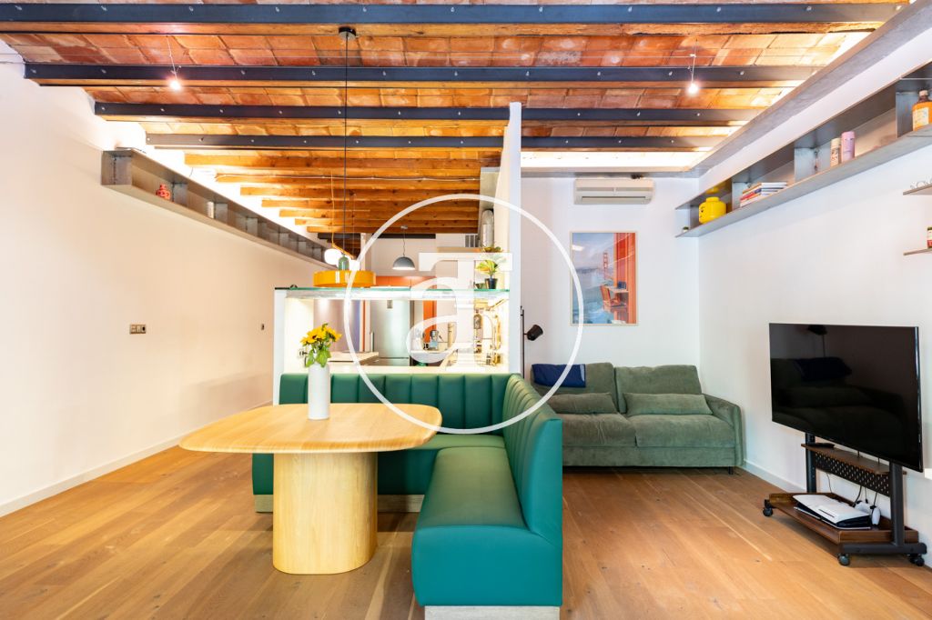 Monthly rental apartment with 2 bedrooms, balcony and 2 bathrooms in Eixample Dreta 4