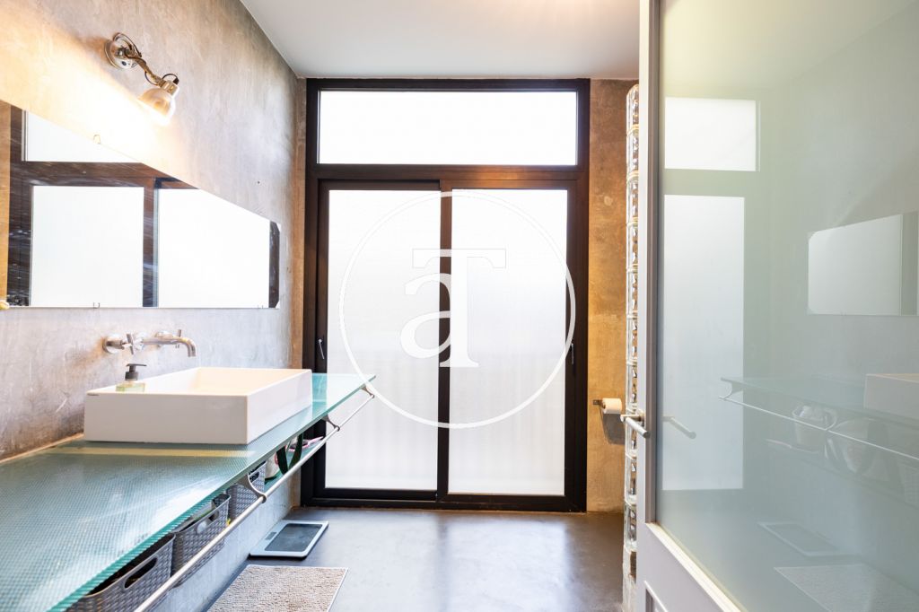 Monthly rental apartment with 2 bedrooms, balcony and 2 bathrooms in Eixample Dreta 25