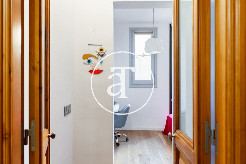 Monthly rental apartment with 2 bedrooms, balcony and 2 bathrooms in Eixample Dreta 28