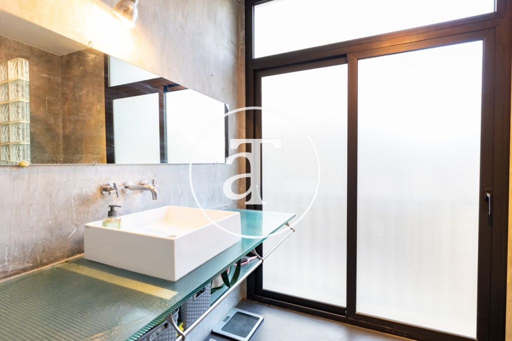 Monthly rental apartment with 2 bedrooms, balcony and 2 bathrooms in Eixample Dreta 26