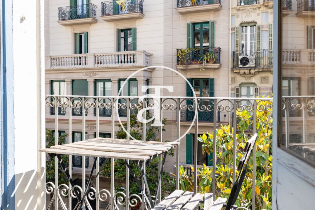Appartement en location temporaire avec 3 chambres et 2 salles de bains et double balcon à Vila de Gràcia 3