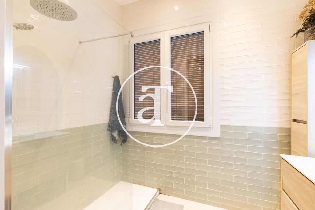 Appartement en location temporaire avec 3 chambres et 2 salles de bains et double balcon à Vila de Gràcia 15