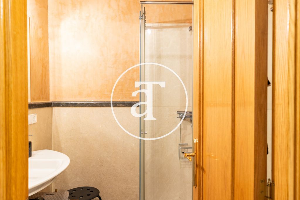 Appartement en location temporaire avec 3 chambres et 2 salles de bains et double balcon à Vila de Gràcia 20