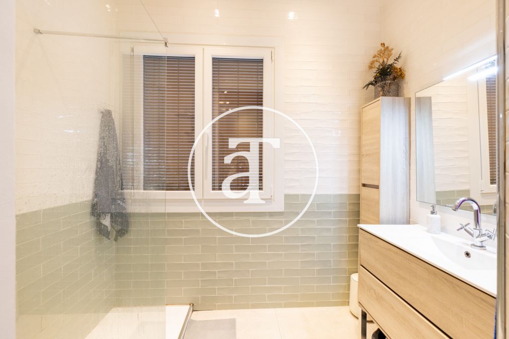 Appartement en location temporaire avec 3 chambres et 2 salles de bains et double balcon à Vila de Gràcia 14