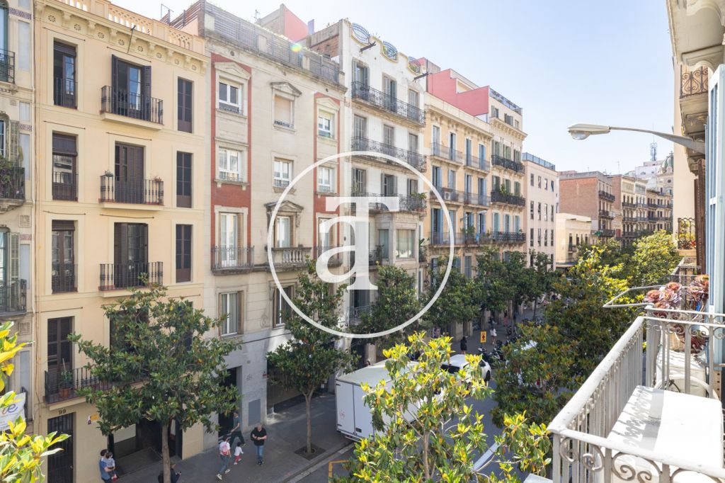 Appartement en location temporaire avec 3 chambres et 2 salles de bains et double balcon à Vila de Gràcia 4