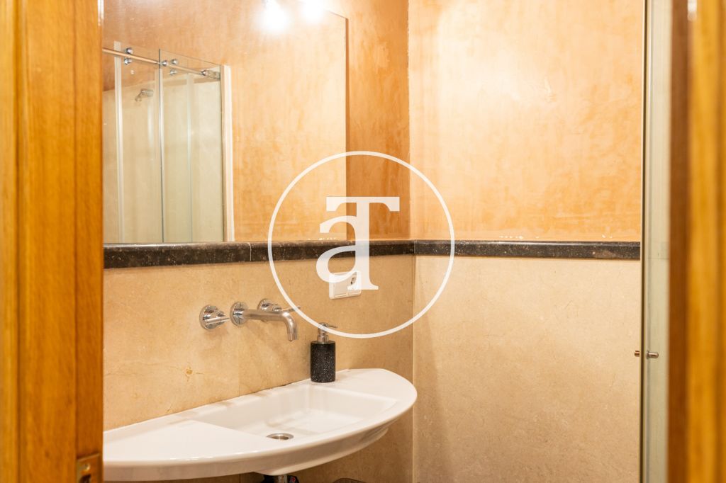 Appartement en location temporaire avec 3 chambres et 2 salles de bains et double balcon à Vila de Gràcia 19