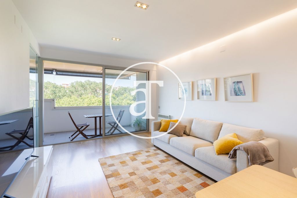 Monthly rental apartment with 2 bedrooms and 2 bathrooms with study, terrace and balcony in Sant Martí 