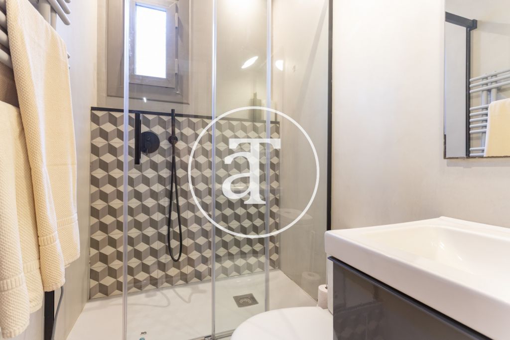 Piso de alquiler temporal de 2 habitaciones y 1 baño junto a Montjuïc 21