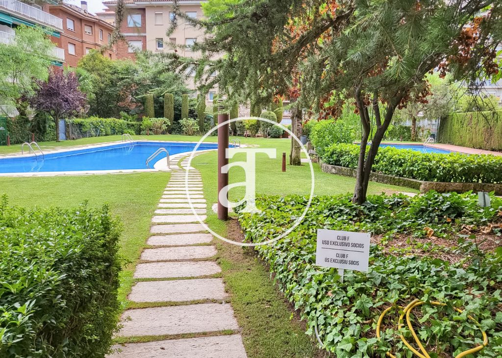 Luxury 4 bedroom apartment for temporary rental with 2 communal pools, sports area and social club in Pedralbes 45