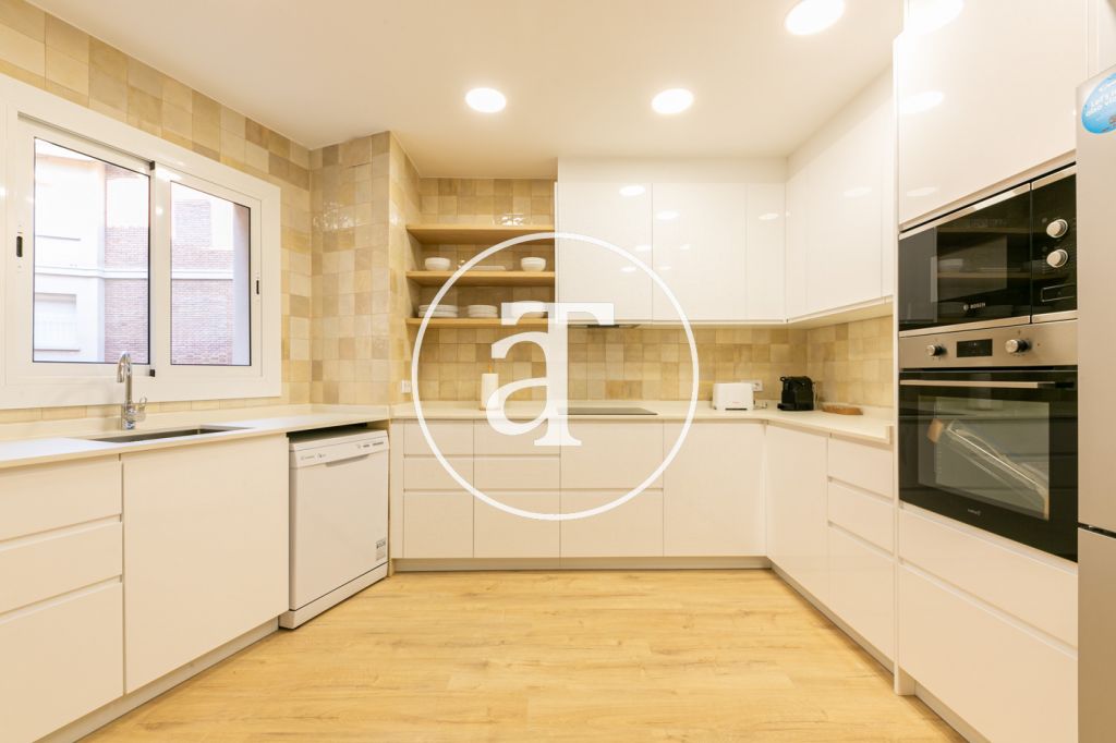 Luxury 4 bedroom apartment for temporary rental with 2 communal pools, sports area and social club in Pedralbes 18