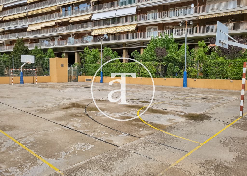 Luxury 4 bedroom apartment for temporary rental with 2 communal pools, sports area and social club in Pedralbes 43