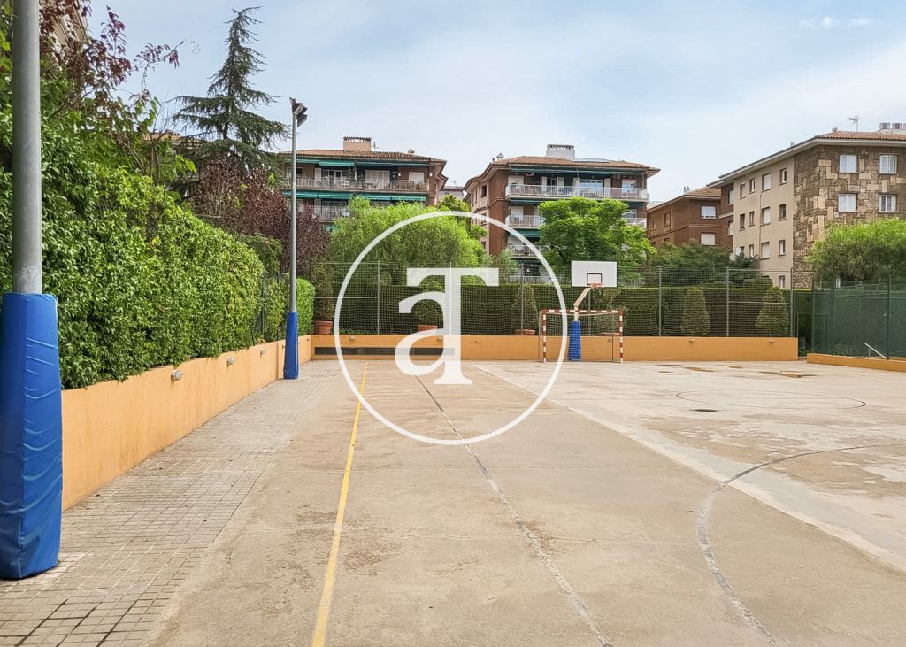 Luxury 4 bedroom apartment for temporary rental with 2 communal pools, sports area and social club in Pedralbes 42