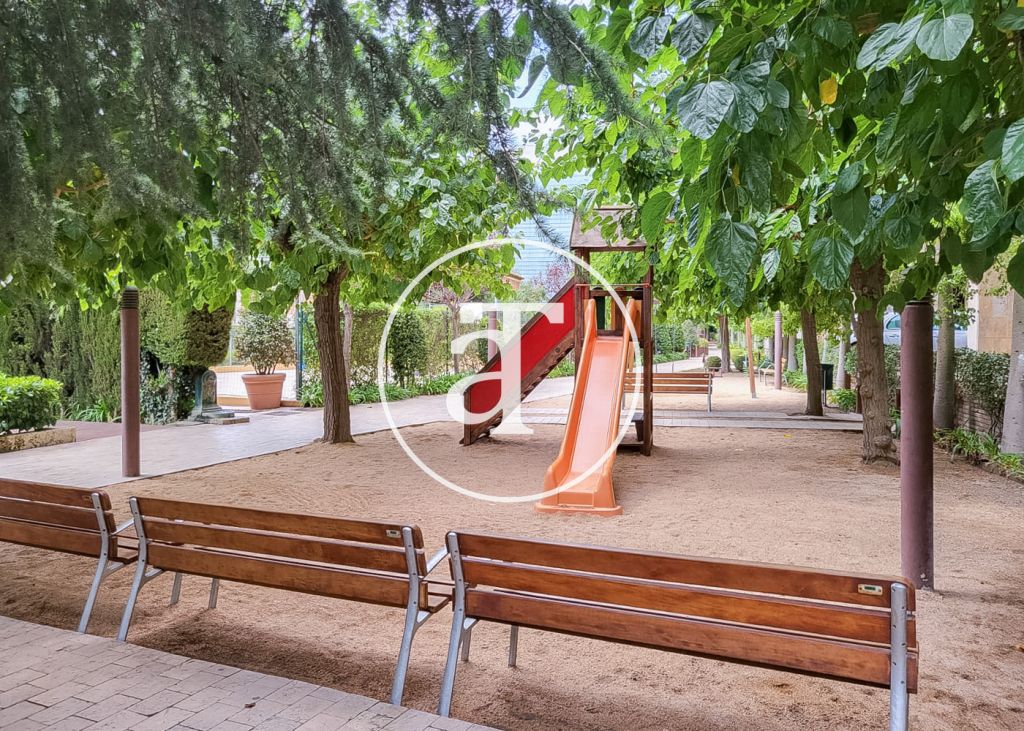 Luxury 4 bedroom apartment for temporary rental with 2 communal pools, sports area and social club in Pedralbes 13