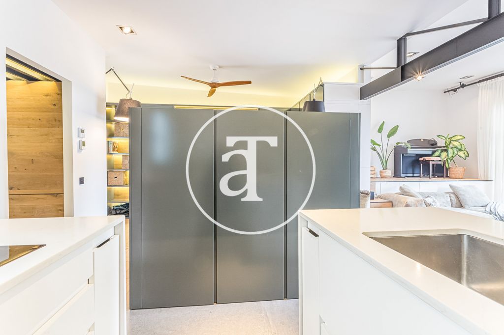 Monthly rental apartment with 1 bedroom suite with balcony in the Eixample 18