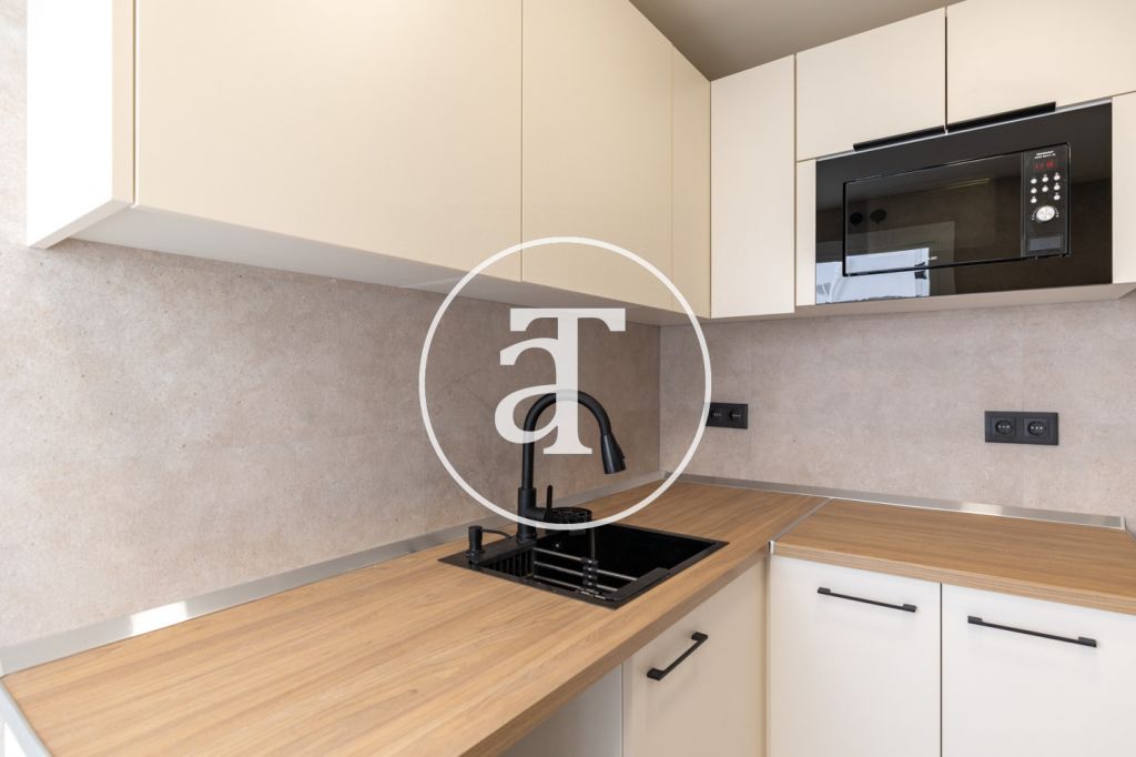 Monthly rental apartment with 2 bedrooms, 1 bathroom and patio in Vila de Gràcia 12