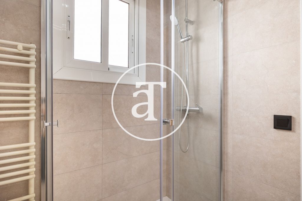 Monthly rental apartment with 2 bedrooms, 1 bathroom and patio in Vila de Gràcia 25