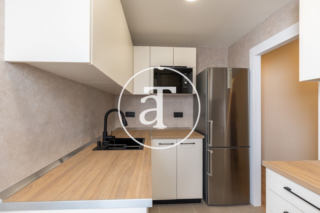 Monthly rental apartment with 2 bedrooms, 1 bathroom and patio in Vila de Gràcia 11