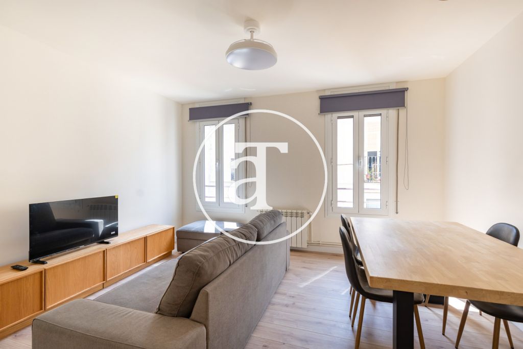 Monthly rental apartment with 2 bedrooms, 1 bathroom and patio in Vila de Gràcia