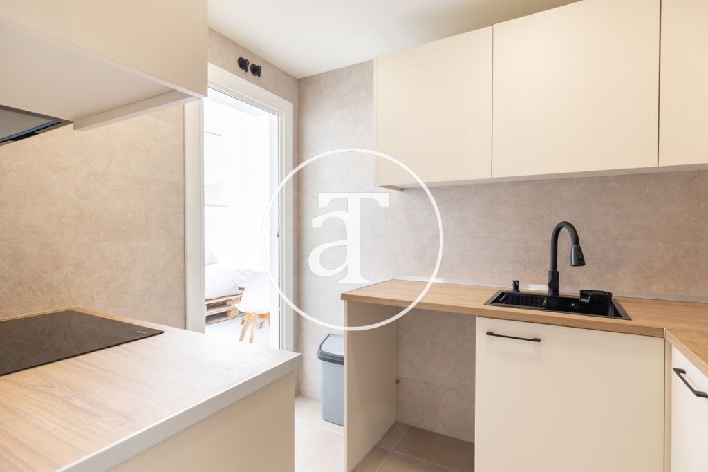 Monthly rental apartment with 2 bedrooms, 1 bathroom and patio in Vila de Gràcia 13
