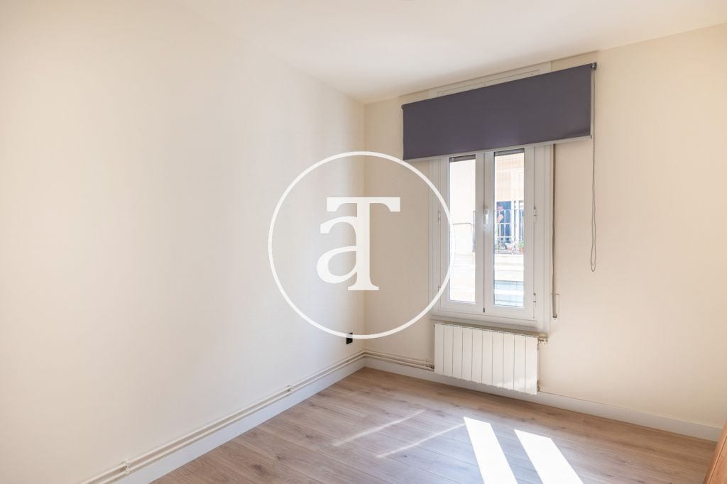 Monthly rental apartment with 2 bedrooms, 1 bathroom and patio in Vila de Gràcia 23