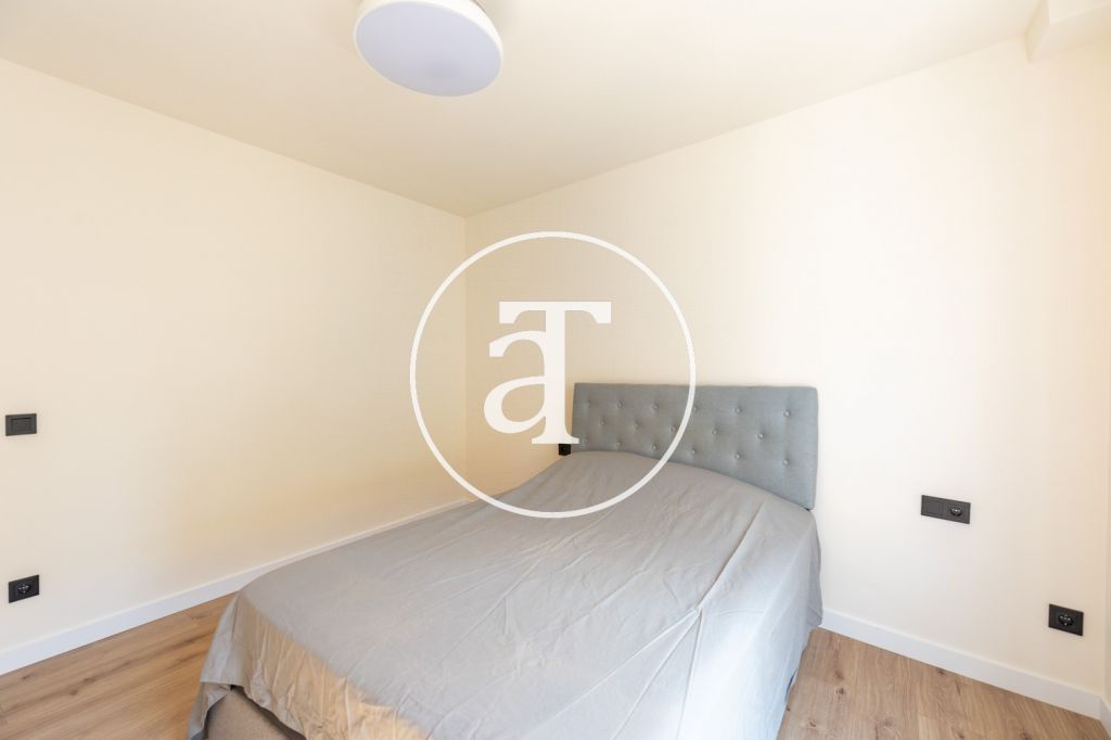 Monthly rental apartment with 2 bedrooms, 1 bathroom and patio in Vila de Gràcia 19