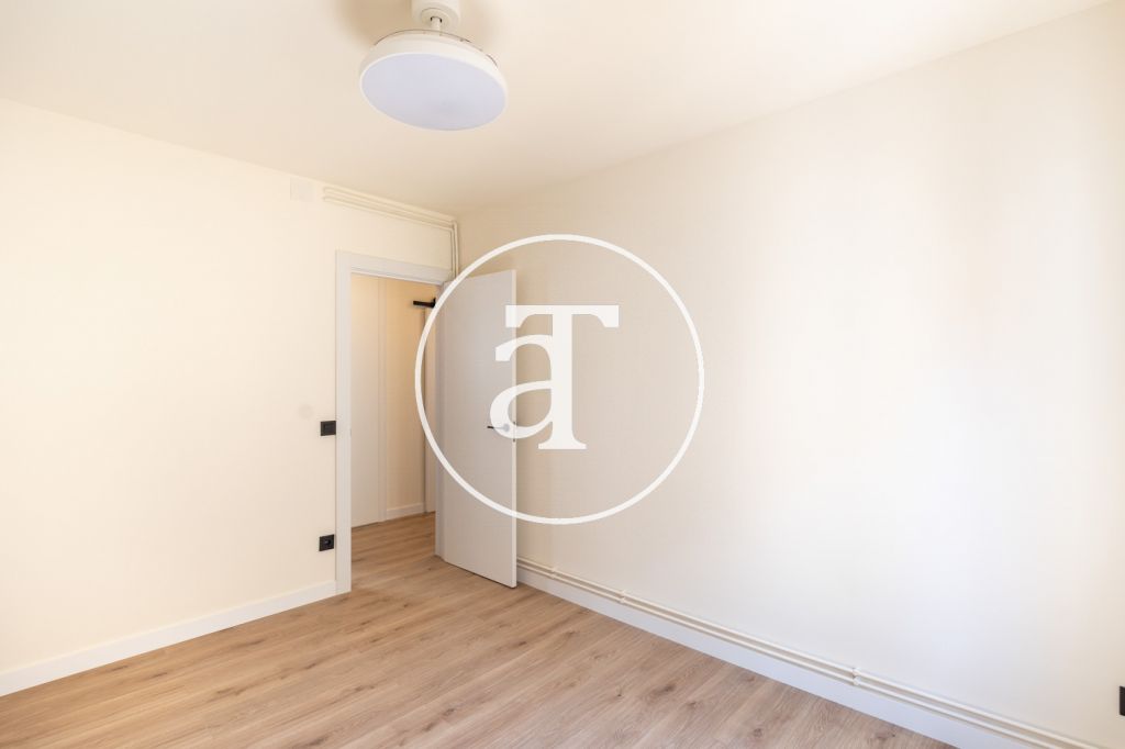 Monthly rental apartment with 2 bedrooms, 1 bathroom and patio in Vila de Gràcia 21