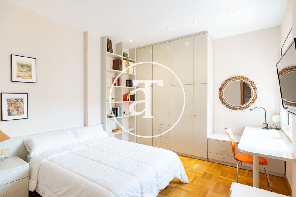 Monthly rental apartment with 3 bedrooms, study, 1 bathroom and toilet in the Sagrada Familia neighborhood 28