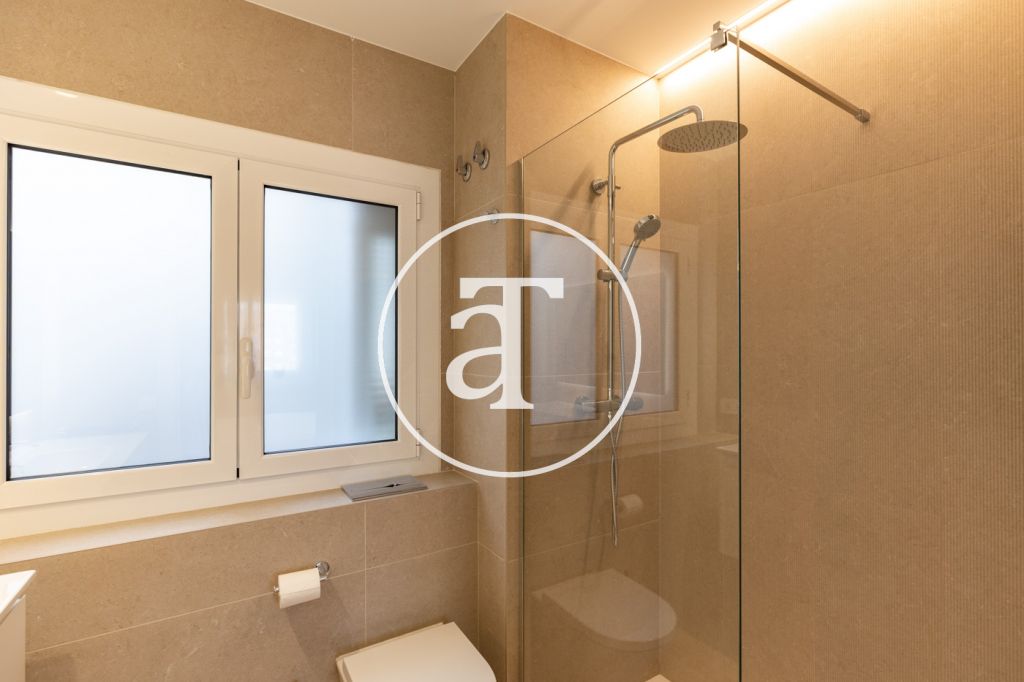 Monthly rental Penthouse with 2 bedrooms and 2 bathrooms with private terrace next to Plaça de Sants 27