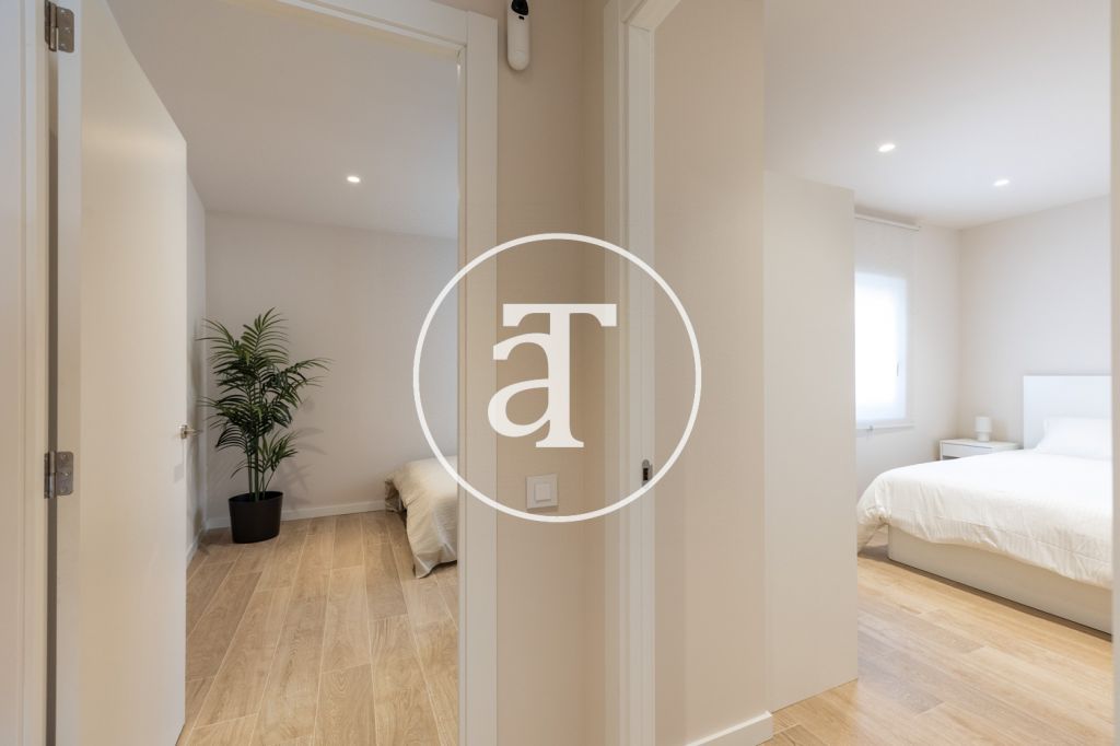 Monthly rental Penthouse with 2 bedrooms and 2 bathrooms with private terrace next to Plaça de Sants 21