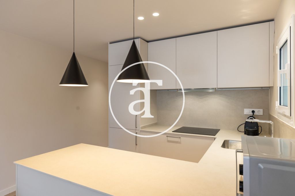 Monthly rental Penthouse with 2 bedrooms and 2 bathrooms with private terrace next to Plaça de Sants 17