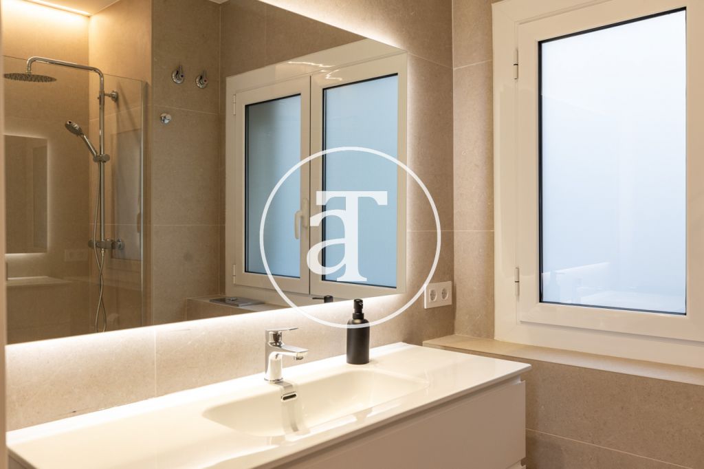 Monthly rental Penthouse with 2 bedrooms and 2 bathrooms with private terrace next to Plaça de Sants 26